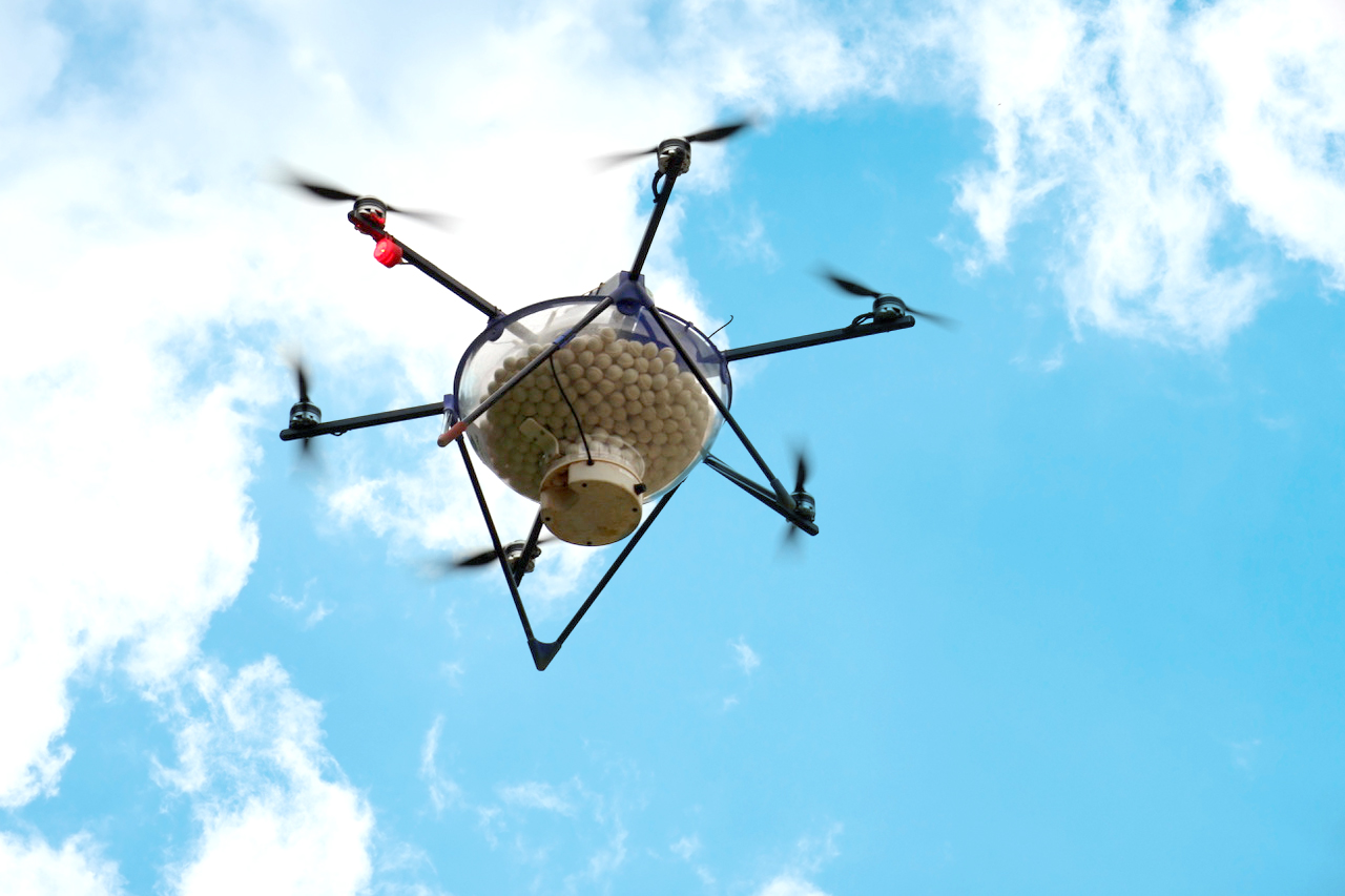 Drohne mit Trichogramma am Himmel